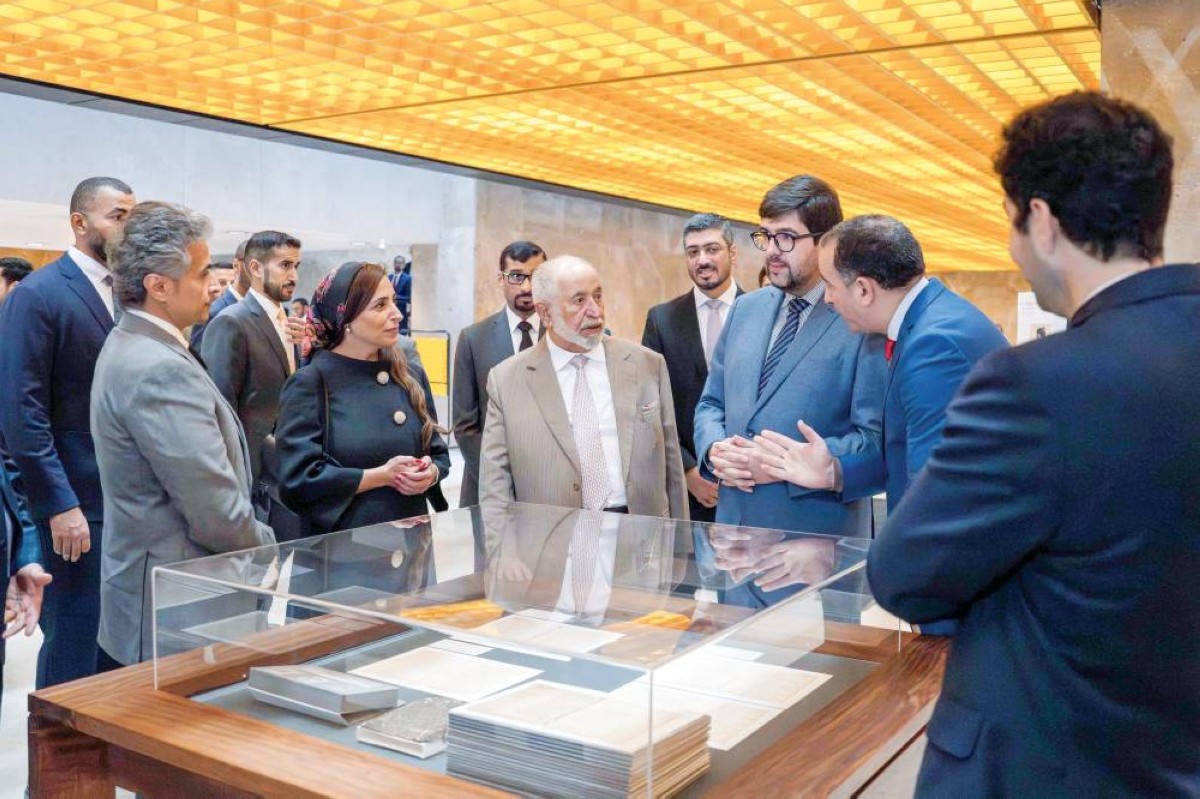 حاكم الشارقة يزور الأرشيف الوطني البرتغالي ويستعرض المخطوطات التاريخية النادرة