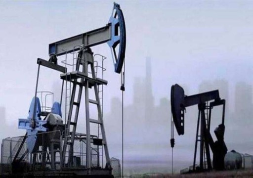 النفط يتراجع إثر تقييم تداعيات العقوبات الأمريكية الجديدة على إيران