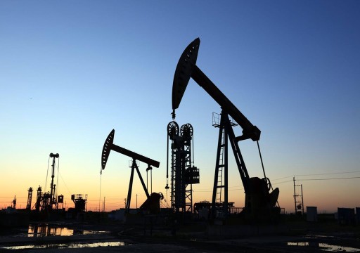النفط يتراجع مع بقاء المستثمرين حذرين بشأن مخاوف الركود