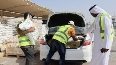 الشارقة الخيرية تستكمل توزيع 8000 سلة رمضانية وقسائم شرائية دعماً للأسر المستحقة