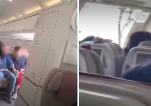 شعر بضيق".. راكب يكشف سر فتحه باب طائرة "أثناء تحليقها"
