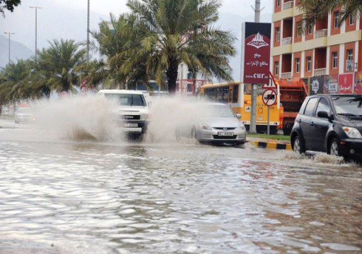 المنخفض الجوي يلحق أضراراً بالشوارع ويغلق طرق حيوية ومناطق سكنية