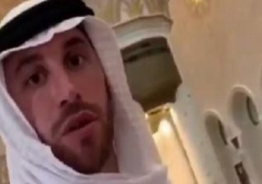 راموس بزي خليجي داخل مسجد الشيخ زايد بأبوظبي