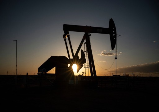 النفط يتراجع وتوقعات رفع الفائدة في أمريكا تمحو أثر انخفاض المخزونات