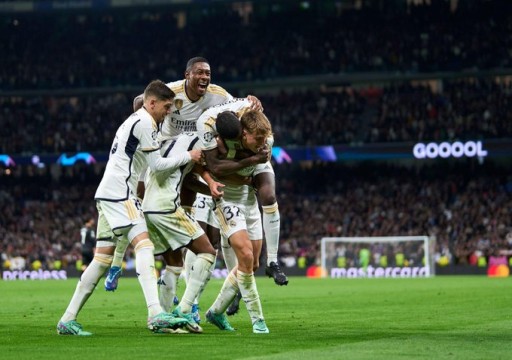ريال مدريد يتغلب على نابولي ويضمن صدارة مجموعته في دوري الأبطال