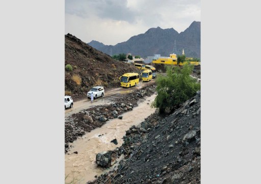 الفجيرة.. جريان الأودية يحاصر 651 طالباً في إحدى المدارس