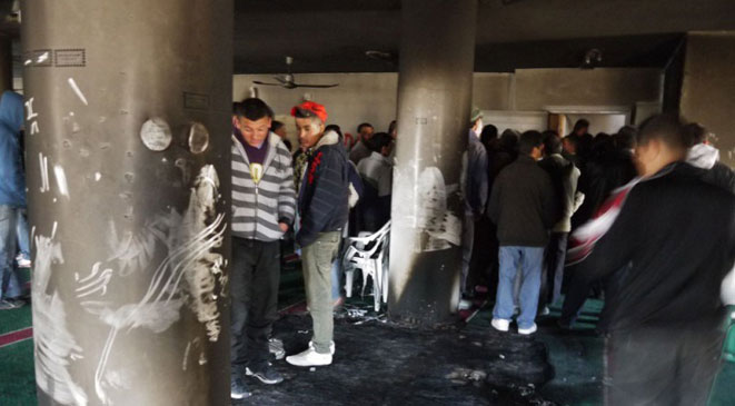 متطرفون إسرائيليون يحرقون مسجداً في الضفة الغربية 