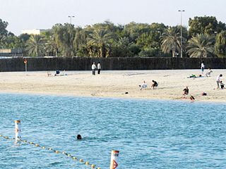 بلدية أبوظبي تعاود فتح شاطئي الكورنيش والبطين أمام الجمهور