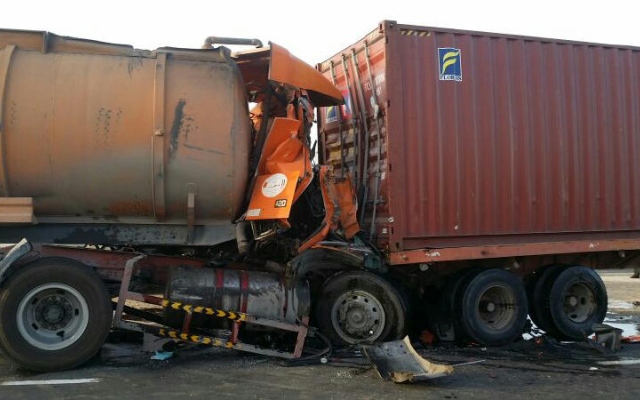 مصرع شخص في حادث اصطدام شاحنتين بدبي