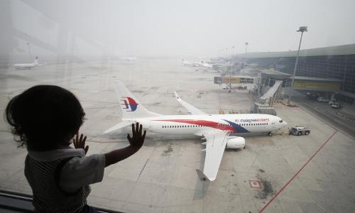 رئيس وزراء ماليزيا يؤكد أن وراء اختفاء الطائرة "عمل متعمد"