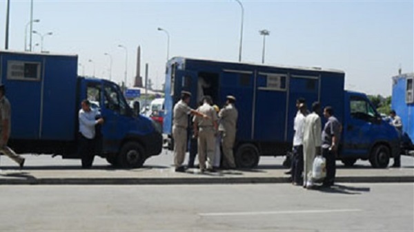 مصر: الحكم ببراءة ضابط متهم بقتل 37 معتقلاً في عربة الترحيلات