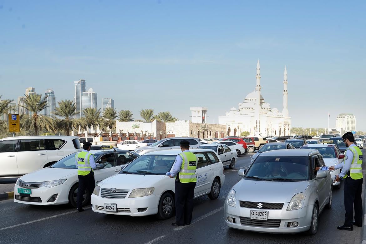 2248 مخالفة تجاوز على كتف الطريق في الشارقة