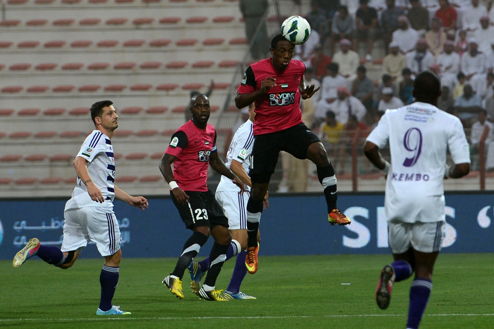 حصريا ومشفر.. الدوري الإماراتي على قناتي أبوظبي ودبي مقابل 255 مليوناً