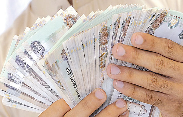 الطلب على الدرهم يرتفع 10% في 3 أشهر بدعم السياحة