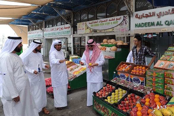 «الرقابة الغذائية» في أبوظبي تنذر منشآت غذائية وتتلف مواد فاسدة